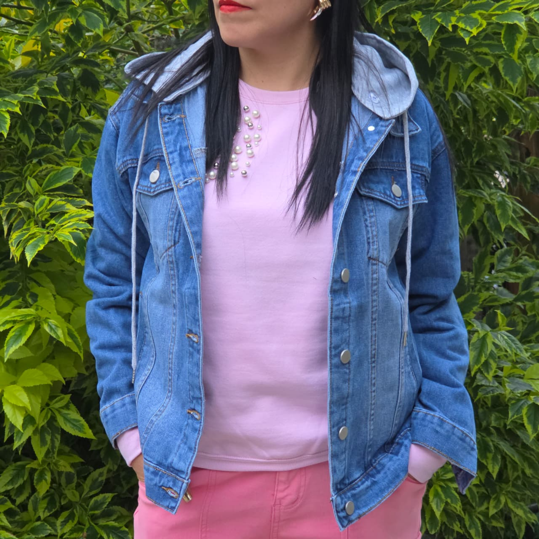 Chamarra de mezclilla con capucha